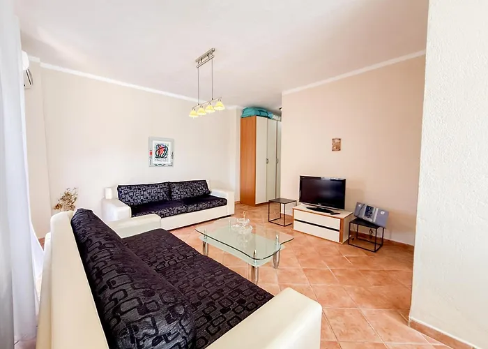 Violeta's Golem Apartment Polisi i Vogel